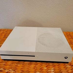 Xbox one S (white) with a few games and a 3rd party wired controller